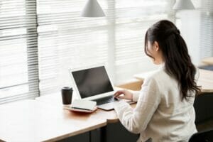 30代40代50代「おひとりさま」の平均貯蓄額のリアル。老後準備と資産を増やすコツ