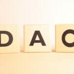 最近ネットでよく聞くDAOって何？