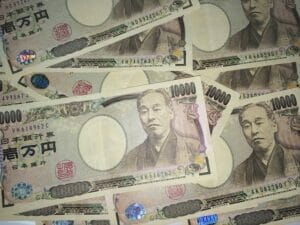 日銀が24年ぶりにドル売り・円買い為替介入。消費者にはどのような影響が？