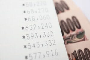 すごく気になる、年代別の平均貯金額と貯金のコツを紹介!