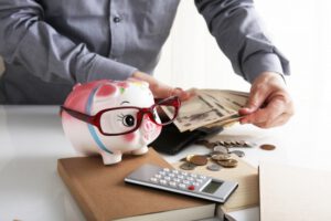 気になる?国家公務員・地方公務員の平均貯金額や平均年収を解説