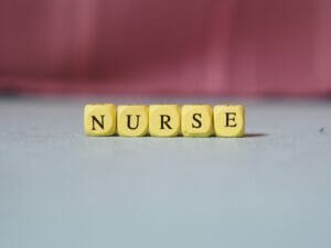 看護師は副業していいの?おすすめの副業と不動産投資をする際に気をつけたいこと