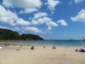 2021年は海水浴場が多数閉鎖!海の家のひと夏の儲けを徹底検証