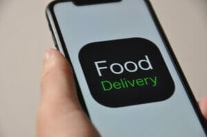 Uber Eatsで人気爆発!2021年のフードデリバリー市場規模は?