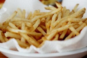 マックフライポテトが販売休止？！それでも打たれ強いマクドナルドの売上推移とは？