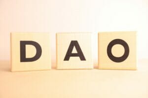 最近ネットでよく聞くDAOって何?