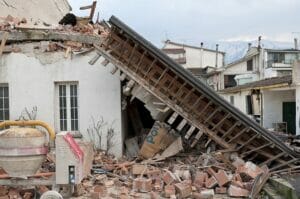 地震に備えよう:身を守るための非常用品と対策