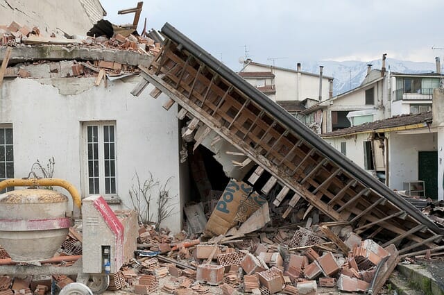 地震に備えよう：身を守るための非常用品と対策